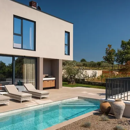 Modern Tia Ii With Outdoor Pool In Porec Вилла
